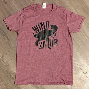 Women’s Gilden dinosaur wine Maroon Graphic T-Shirt medium short sleeve